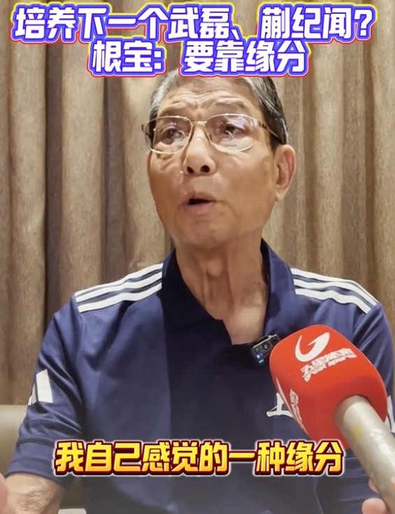 但他也指出, 他会自己过, 随着足球工